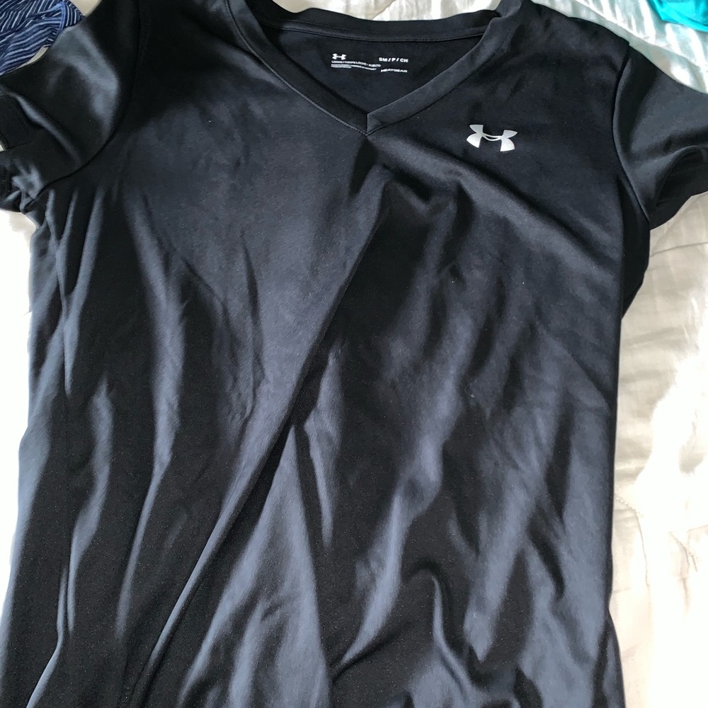 black underamour tshirt